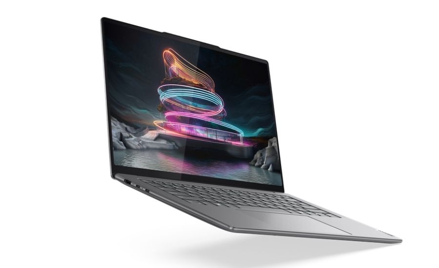 Laptop Lenovo Yoga Pro 7 14IMH9 83E2006MVN màu Storm Grey đặt trên bàn làm việc, hiển thị màn hình 2.5K IPS.