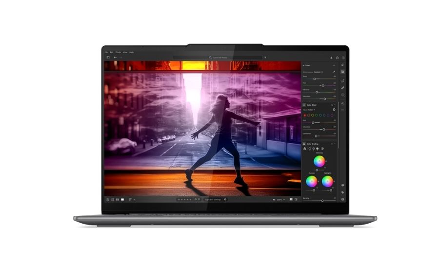 Màn hình laptop Lenovo Yoga Slim 7 14IMH9 83CV001UVN hiển thị một bức ảnh phong cảnh với màu sắc rực rỡ và độ tương phản cao, nổi bật công nghệ OLED.